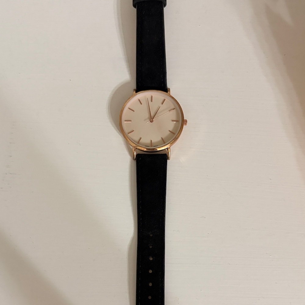 Elegant Rose Gold Round Watch with Black Strap